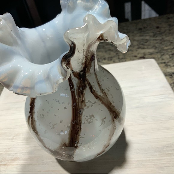 Hand Blown Ruffle Vas - Picture 4 of 4